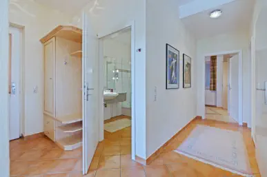 Flur mit Blick ins Badezimmer