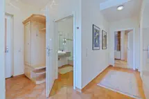 Flur mit Blick ins Badezimmer